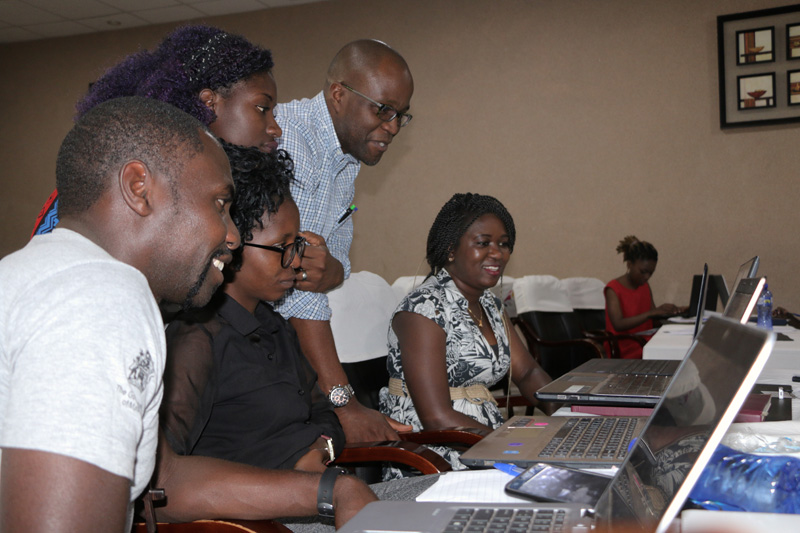 Austin Madinga presenting a blogging session