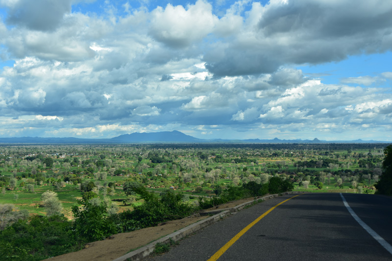 Khwekhwelele road descends into Golomoti