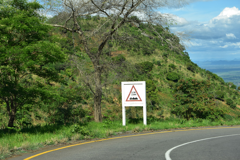 slow doan sign along the Khwekhwelele